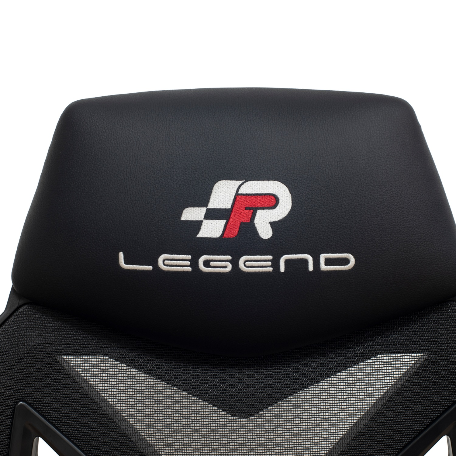 La parte superior del respaldo de una silla gaming negra, con 'LEGEND' y el logo bordados en blanco y rojo.