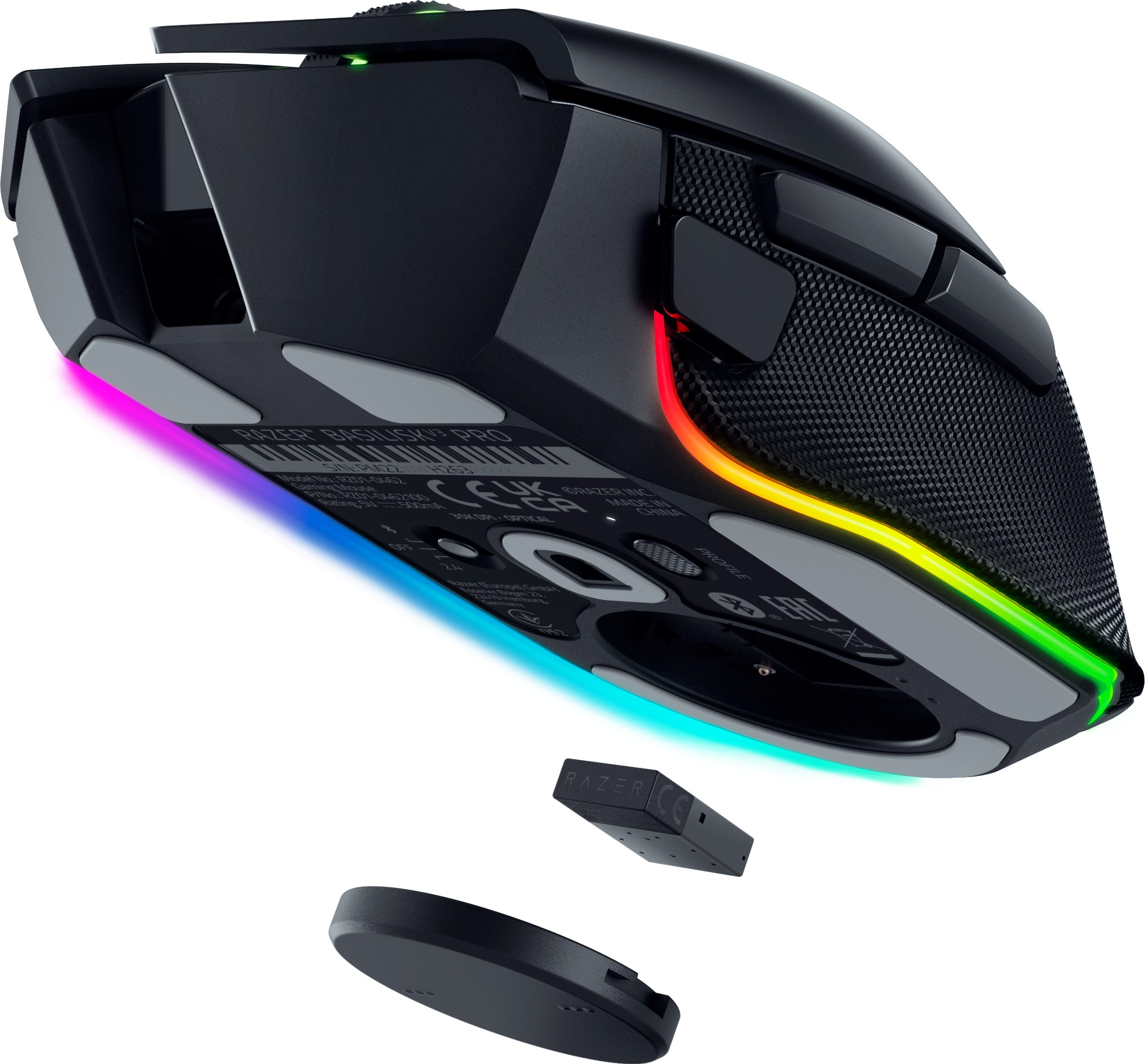 Eine schwarze Gaming-Maus mit RGB-Beleuchtung an der Unterseite, Funkempfänger und Ladestation.