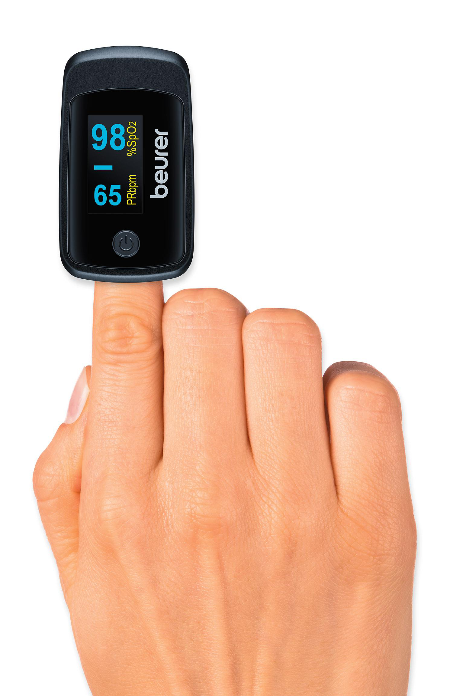 Finger mit Pulsoximeter, zeigt Messwerte von SpO2 und PRbpm an.