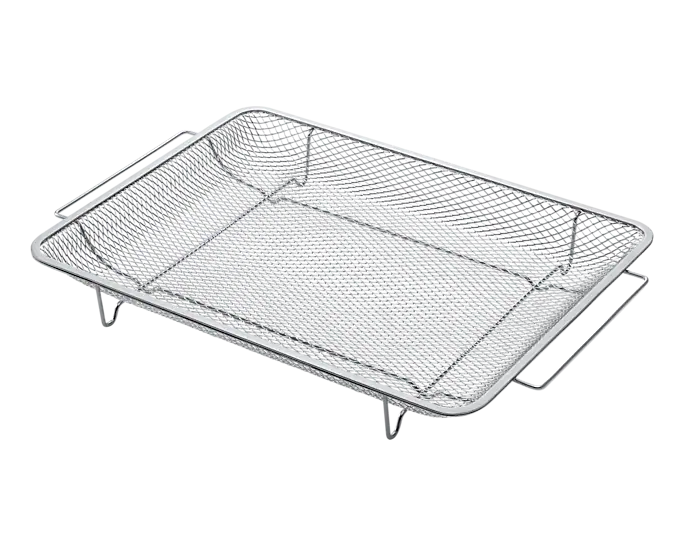 Egy téglalap alakú, fémhálós fritőz kosár fogantyúkkal. Fekete háttérrel.
