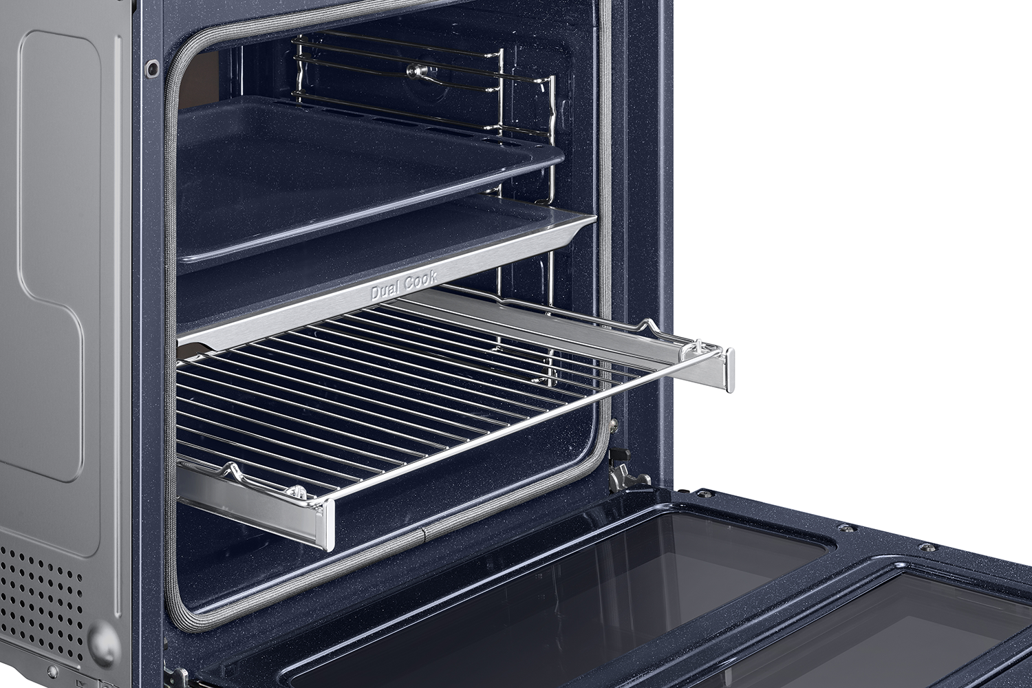 Een open oven, met twee bakplaten en een rek, met een blauw interieur en een glazen deur.