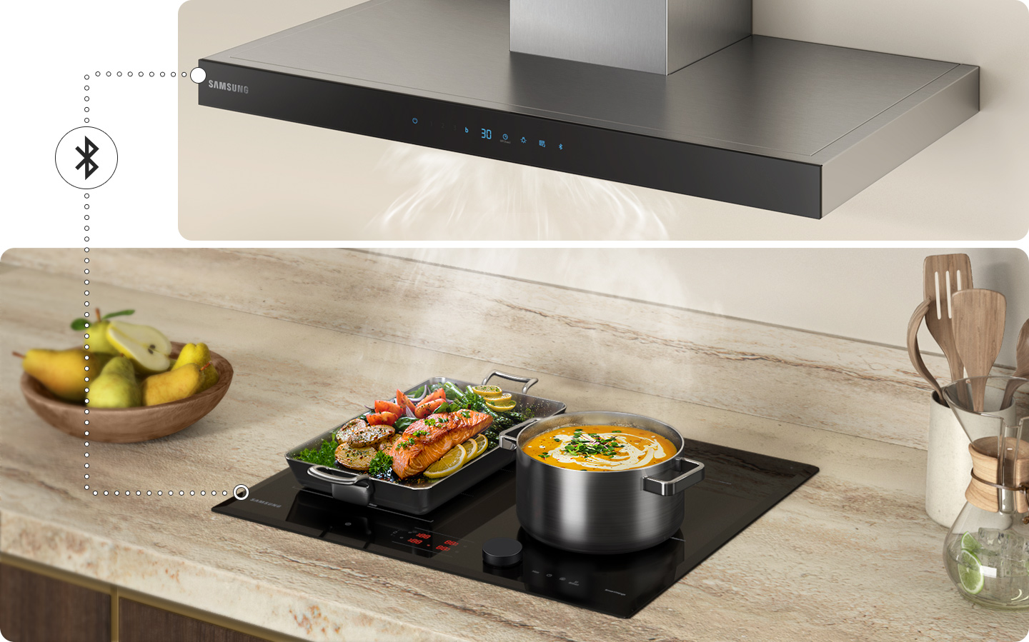 Keuken scène met een Samsung afzuigkap boven een kookplaat met eten. Een fruitschaal staat op het aanrecht.