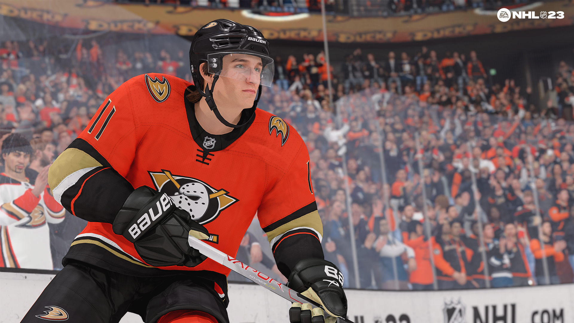 Eishockeyspieler in orangefarbenem Trikot, schwarzem Helm, spielt ein Spiel.