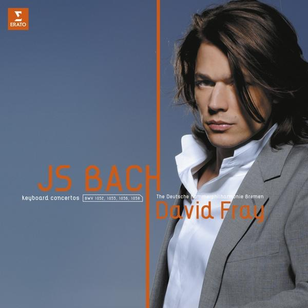 Album borító: Hosszú hajú férfi öltönyben. Narancssárga szöveg: "JS BACH", "David Fray". A háttér kék.
