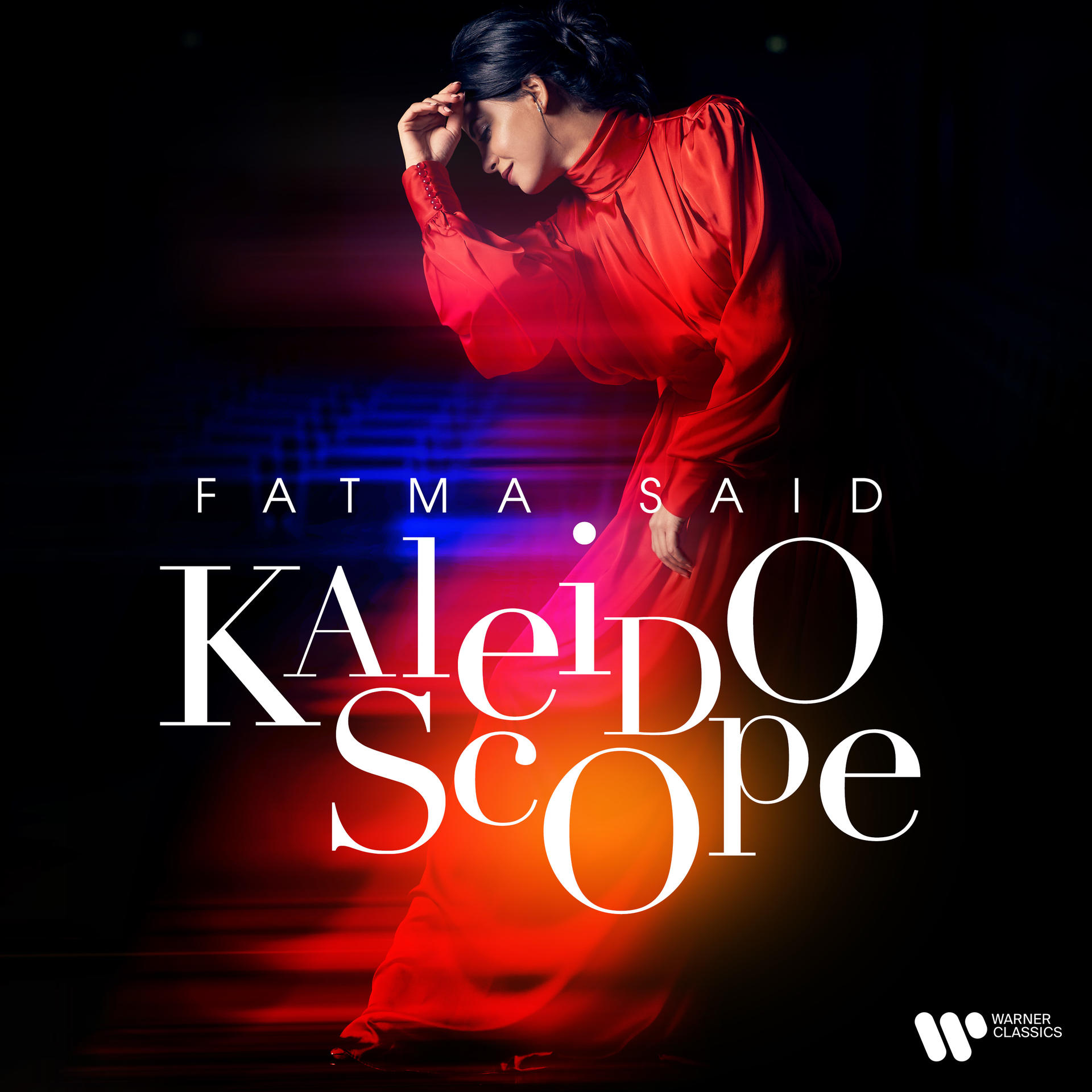 Vörös ruhás nő, kezén a feje. Cím: Fatma Said Kaleidoscope. Warner Classics logó.