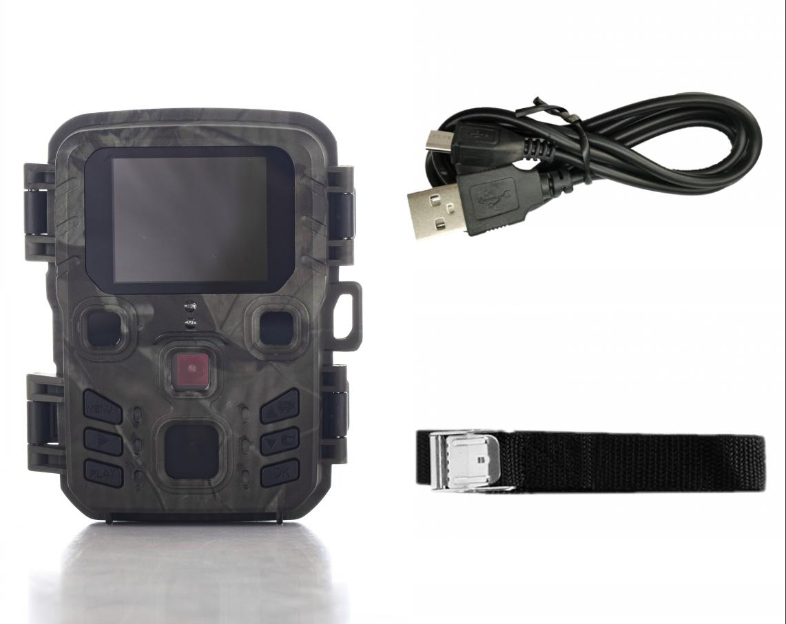 Eine Tarn-Wildkamera mit USB-Kabel und schwarzem Gurt, isoliert auf weißem Hintergrund.