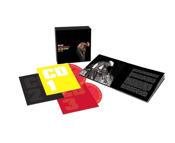 Ein CD-Set in einer Box mit mehreren Discs und einem Booklet; ein Mann ist auf dem Cover.