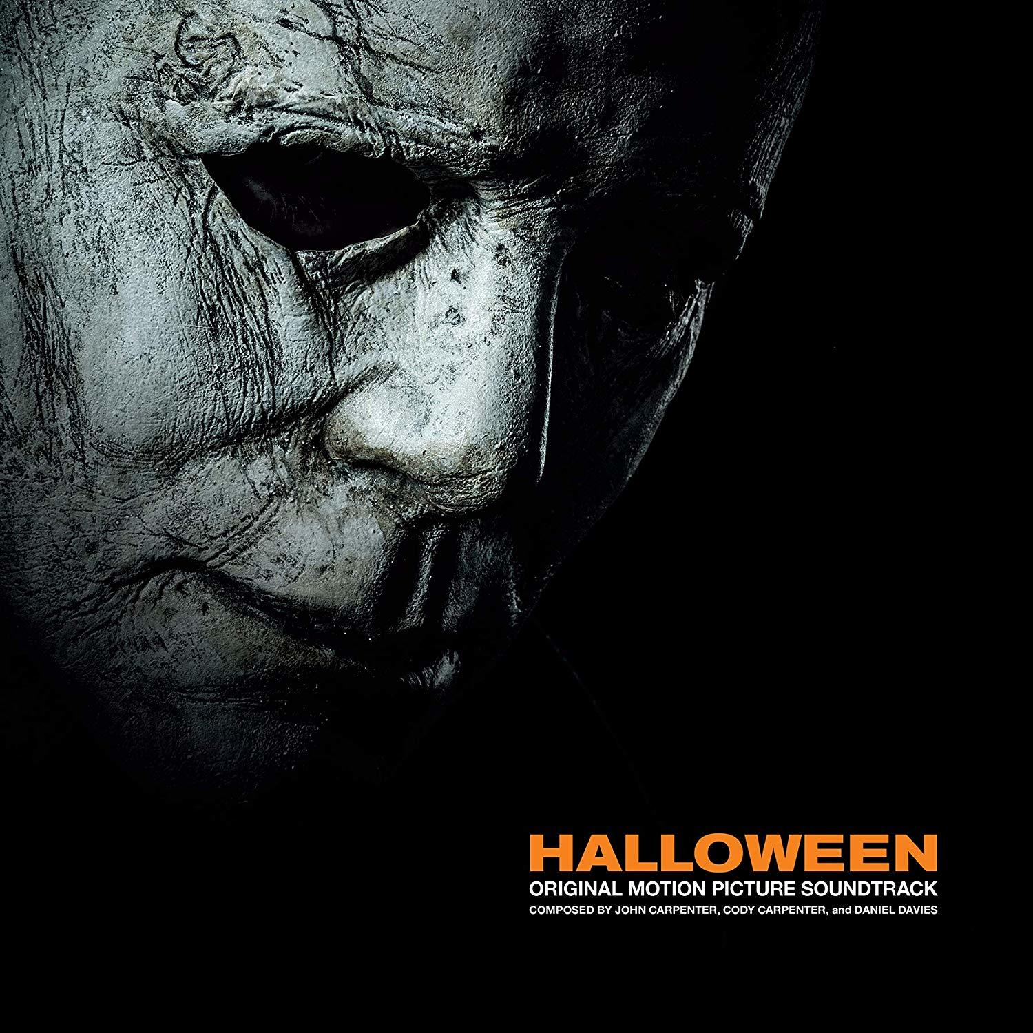 Halloween-Filmcover mit Nahaufnahme einer gruseligen Maske und Text.