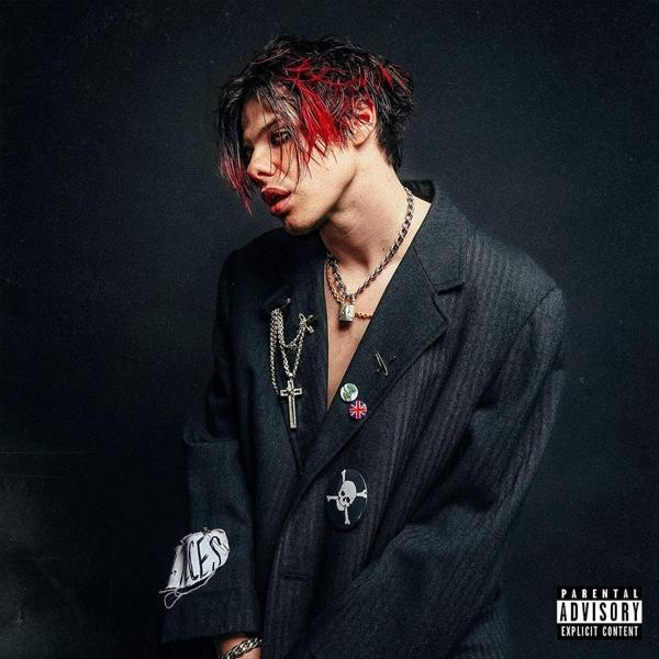Albumcover: Ein Mann mit roten Haaren und einer schwarzen Jacke mit Anstecknadeln. Parental Advisory Label.