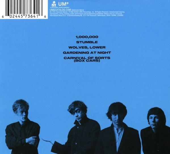 Albumcover mit vier Männern in Schwarz, blauem Hintergrund und Songtiteln.