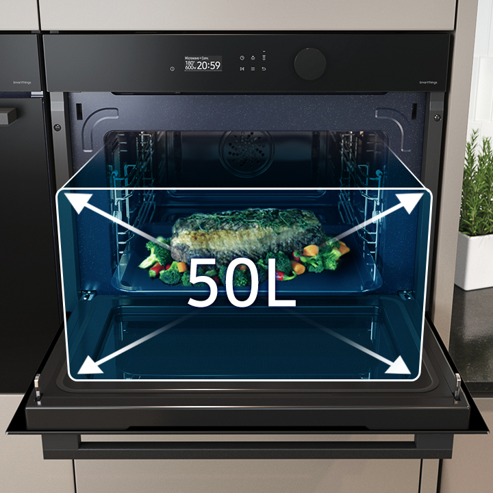 Een oven met een bakplaat met voedsel en een 50L volume-indicator.