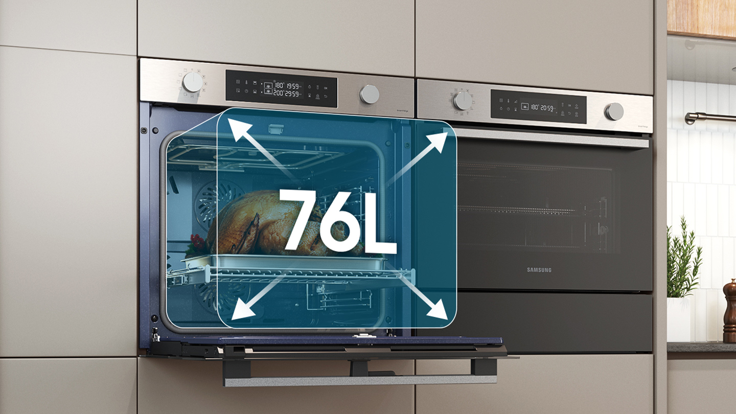 Ingebouwde oven met een capaciteit van 76L, met een kalkoen erin.