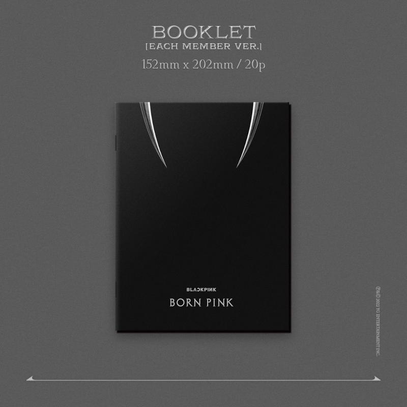 Un livret noir avec texte blanc : Booklet [Each Member Ver.], BLACKPINK, BORN PINK. Fond blanc.