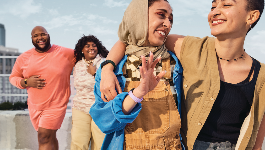 Groupe de personnes diverses souriantes. Ils sont dehors, s'embrassant.