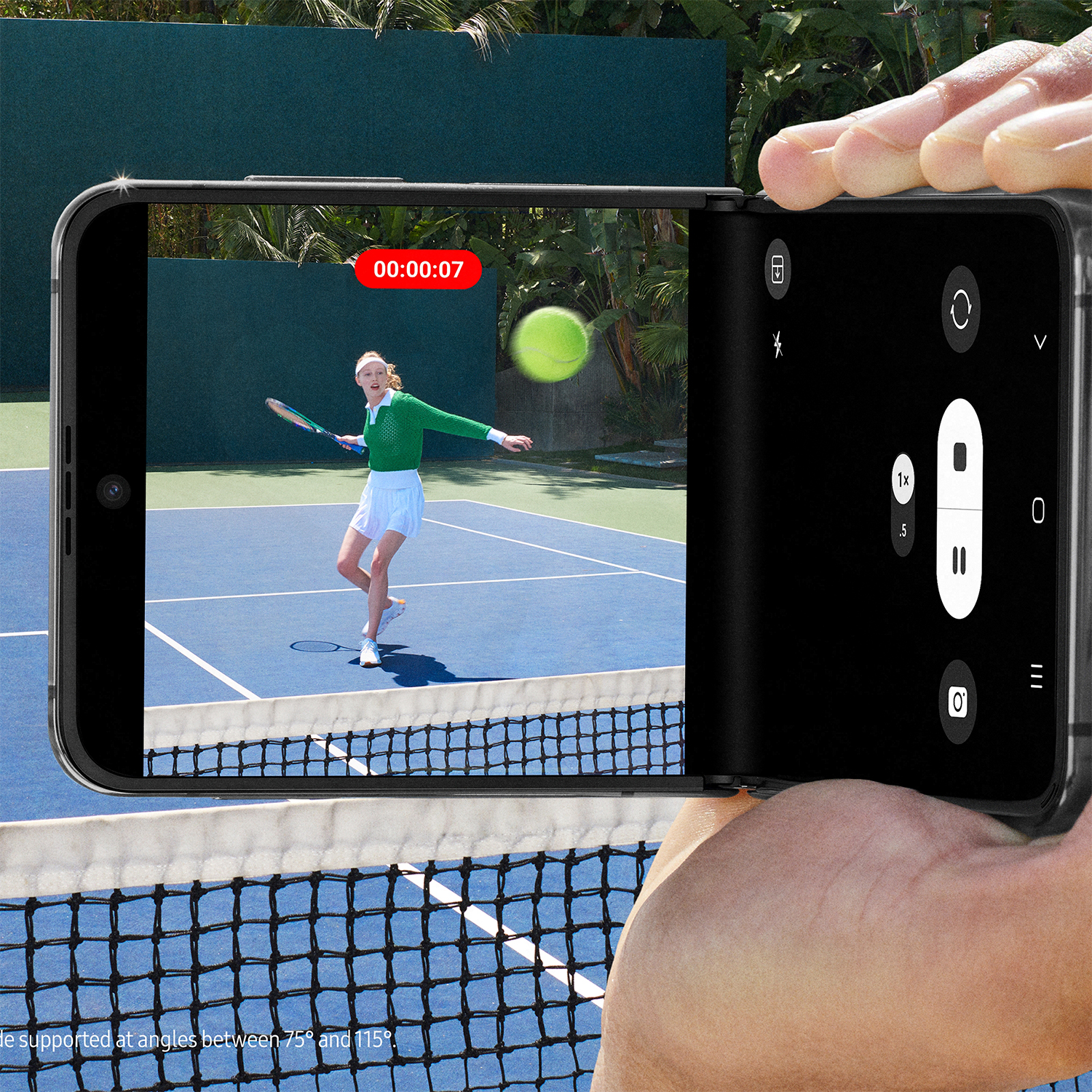Teléfono mostrando un partido de tenis con un jugador en el fondo.