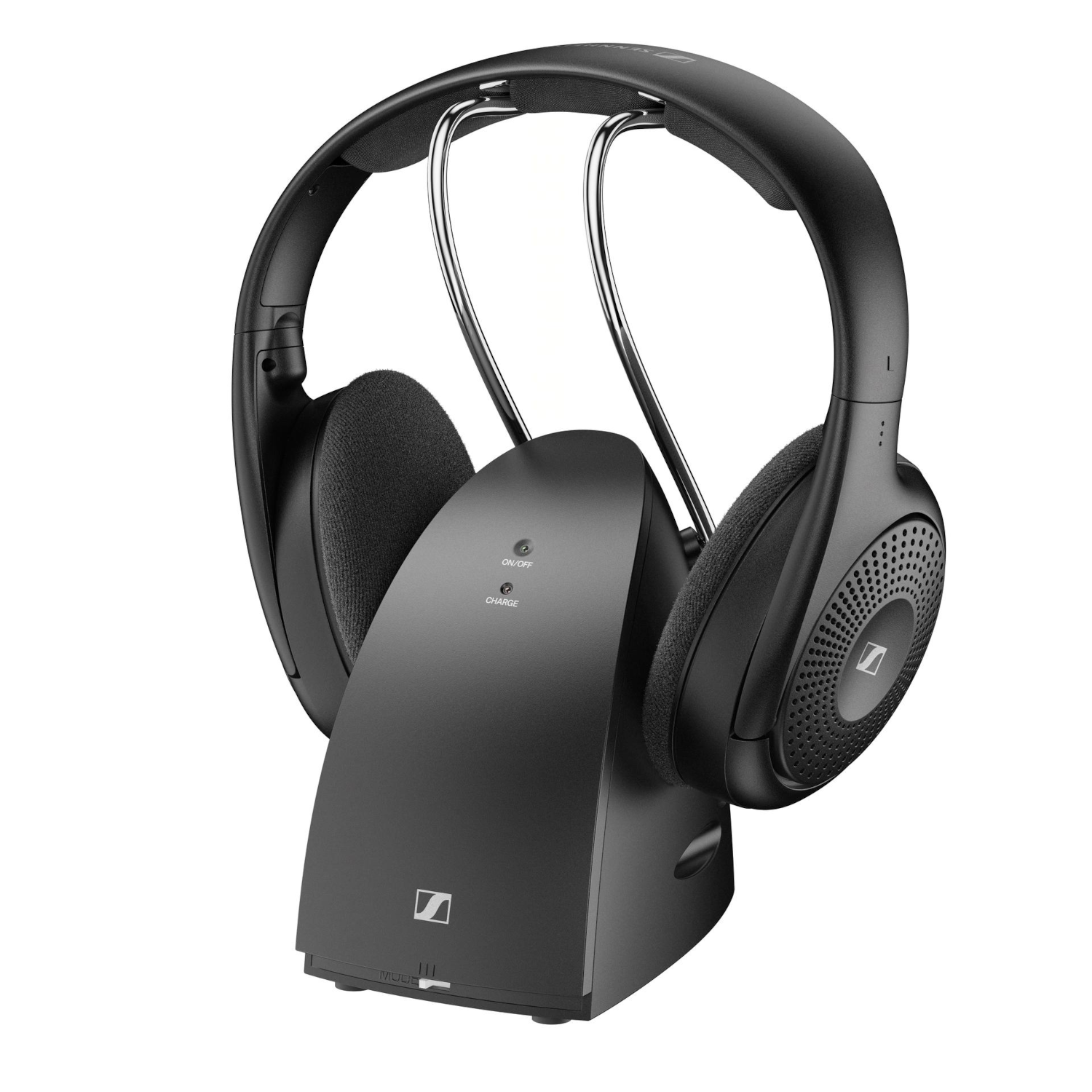 Zwarte over-ear koptelefoon op een oplaadstandaard, witte achtergrond. Sennheiser merk.