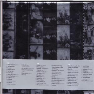 Rückseite eines CD-Covers mit einer Collage von Fotos und Titeln.