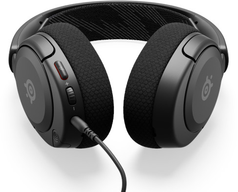 Casque SteelSeries noir. Le casque a des oreillettes et un serre-tête.
