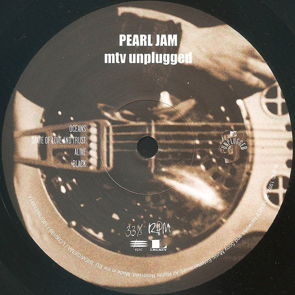 Vinyl lemez szöveggel: PEARL JAM mtv unplugged, fekete-fehér kép.