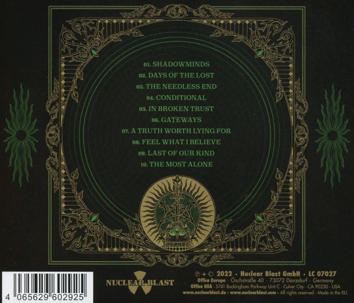 Album-Rückseite mit Trackliste, grün-goldenem Design und einem Totenkopf in der Mitte.