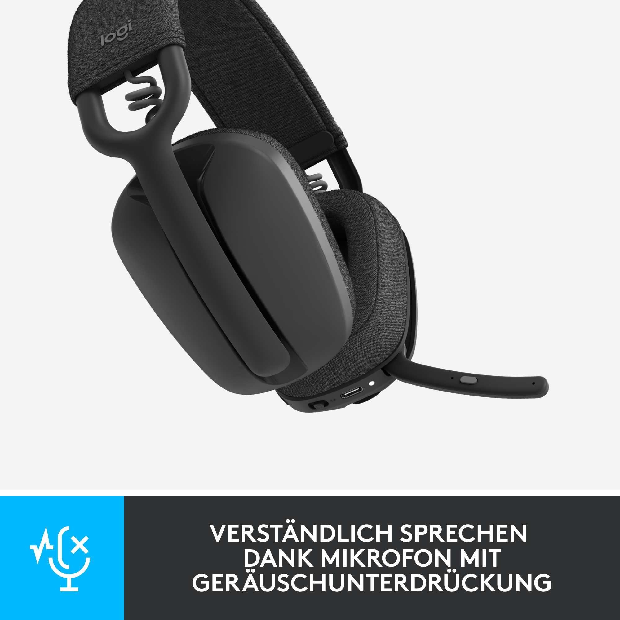 Schwarzes Headset mit Mikrofon, über dem Kopf. Der Hintergrund ist hellgrau.