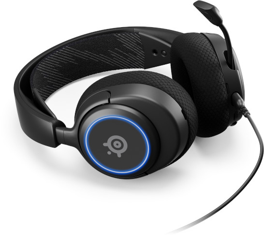 Casque de jeu SteelSeries noir avec microphone. Un anneau lumineux bleu sur l'écouteur. Fond blanc.