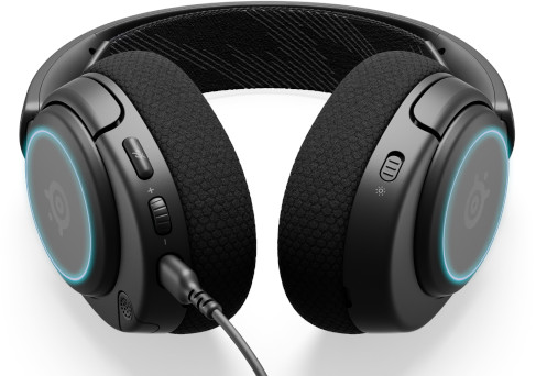 Casque de jeu noir avec lumières bleues. Il a des oreillettes et un câble de connexion.