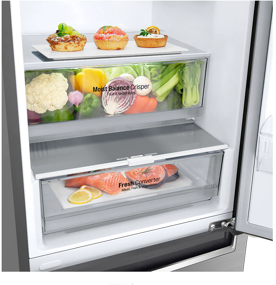 Intérieur de réfrigérateur avec produits et plats préparés dans les tiroirs.