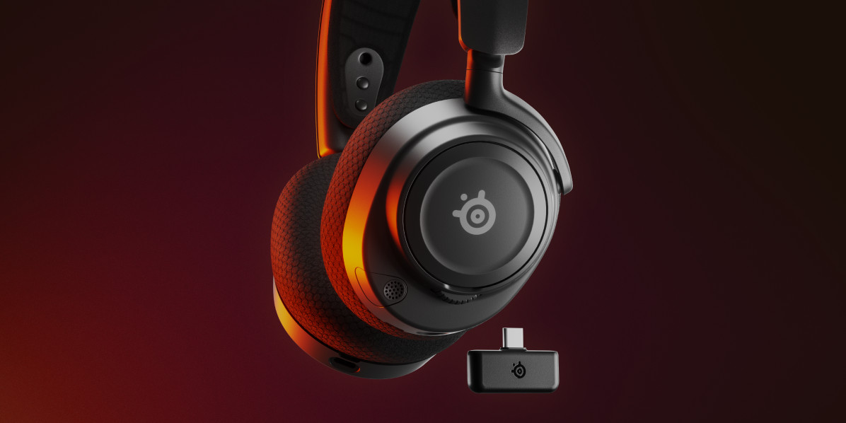 Casque SteelSeries noir avec un petit récepteur noir sur fond rouge foncé.
