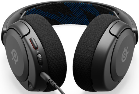 Casque noir avec un accent bleu sur l'arceau. L'écouteur gauche a des commandes de volume et un micro.
