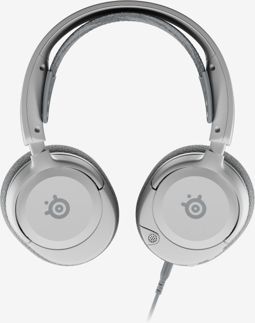 Un casque SteelSeries gris clair avec un fil, sur fond blanc.