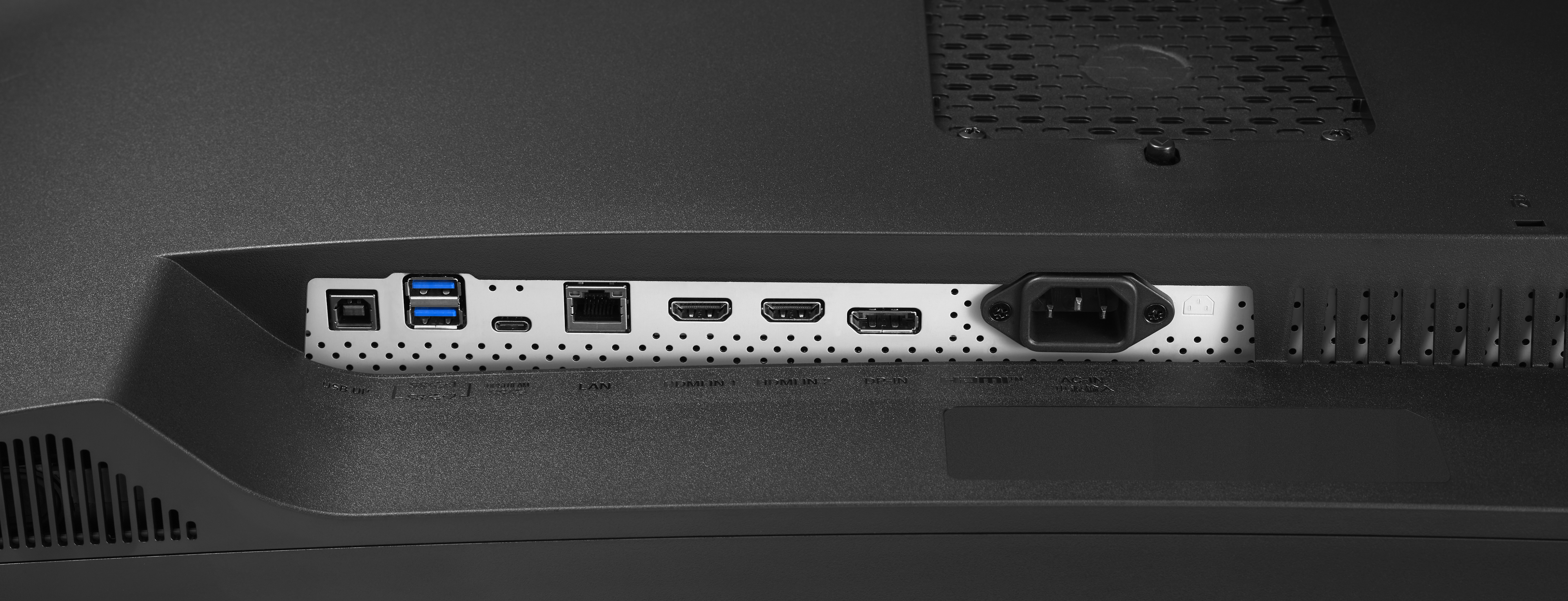 Nahaufnahme der Rückseite eines Monitors mit Anschlüssen.