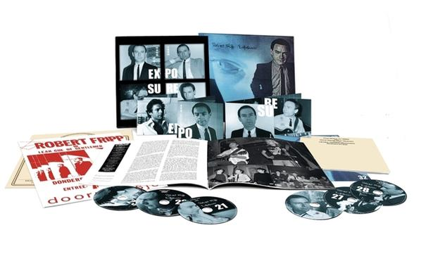 Robert Fripp albumok borítóinak, füzeteinek és CD-inek gyűjteménye fehér háttér előtt.