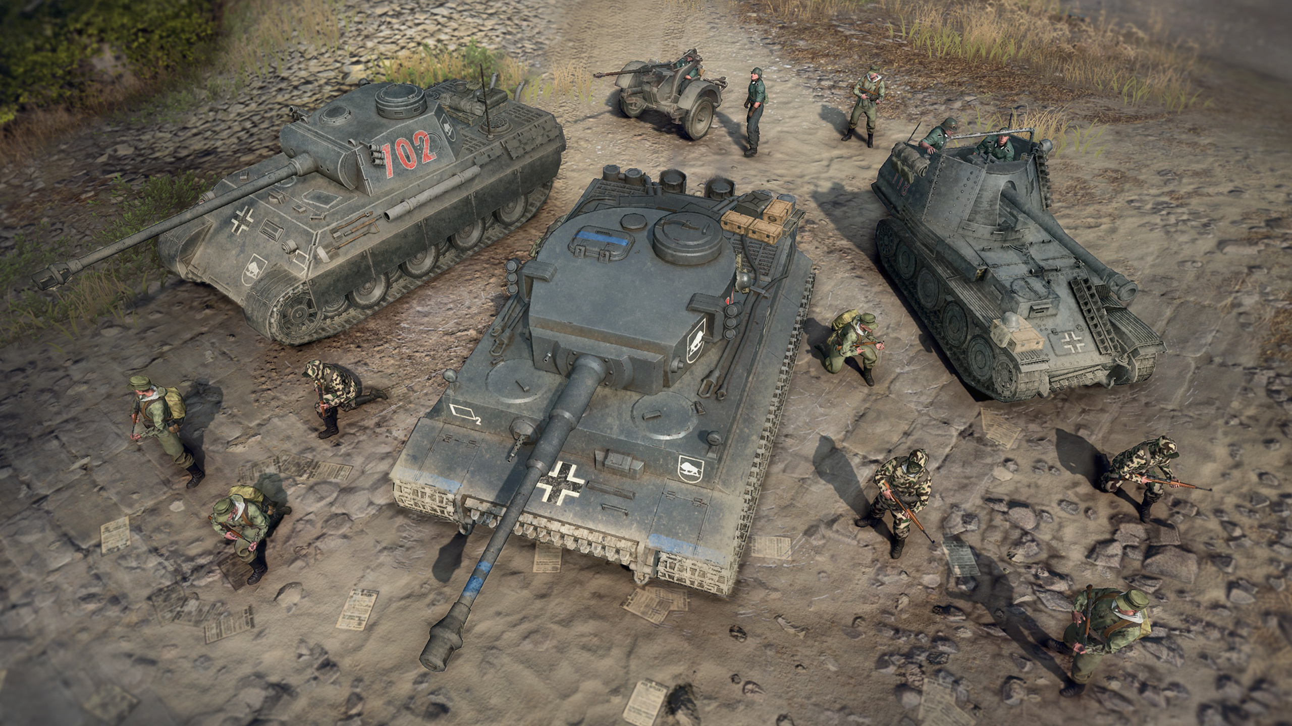 Drei Panzer und Soldaten. Panzer sind grau und grün. Der Boden ist Schmutz und Gras. Tag.
