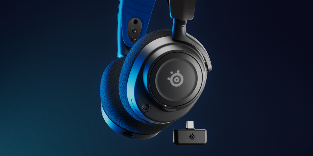 Casque SteelSeries noir et bleu avec un petit récepteur USB noir.