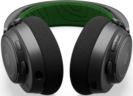 Casque SteelSeries noir et vert sur fond blanc.