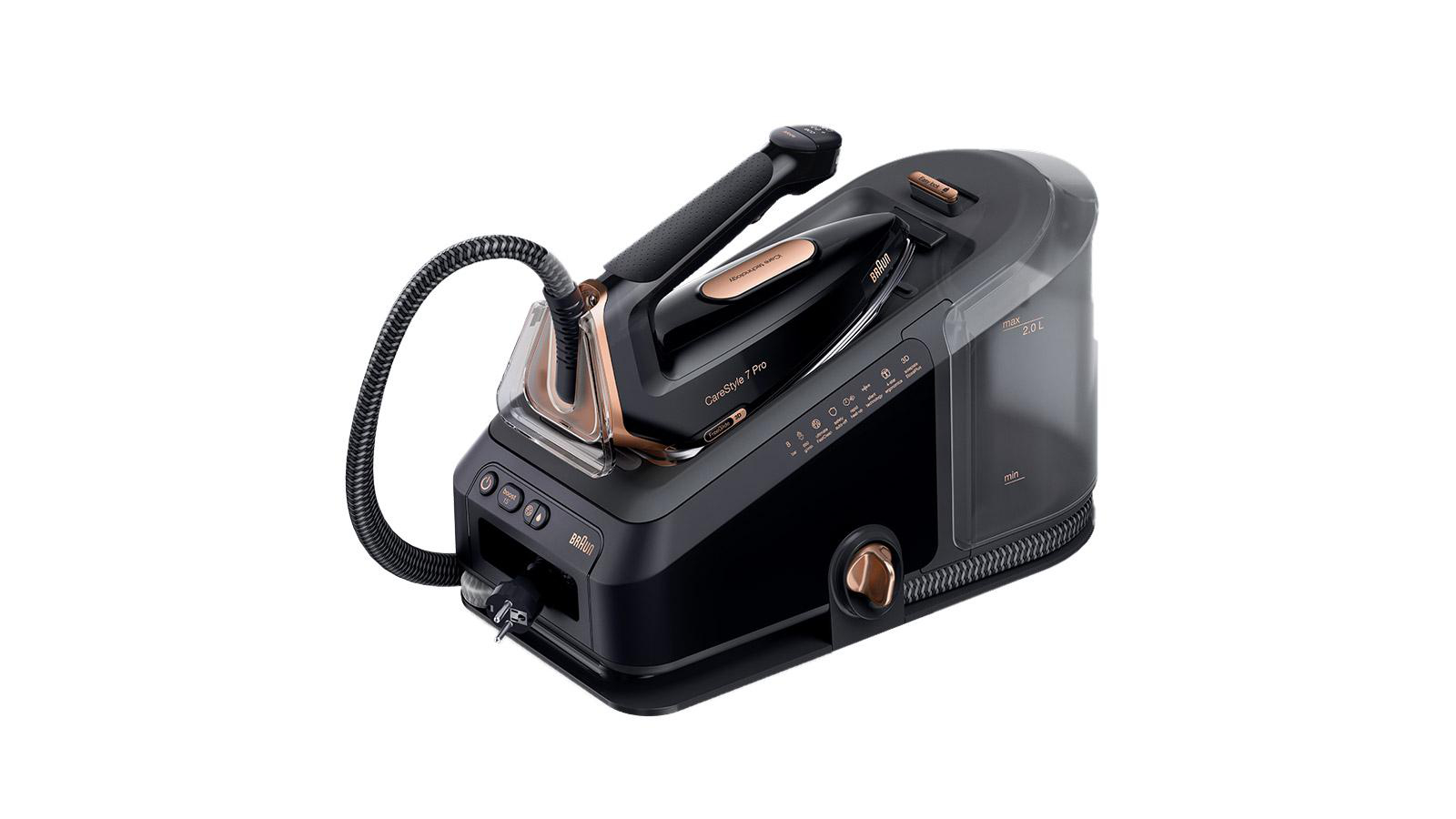 Ein schwarz-graues Dampfbügeleisen. Das Bügeleisen steht auf einer Basis mit einem Wassertank.