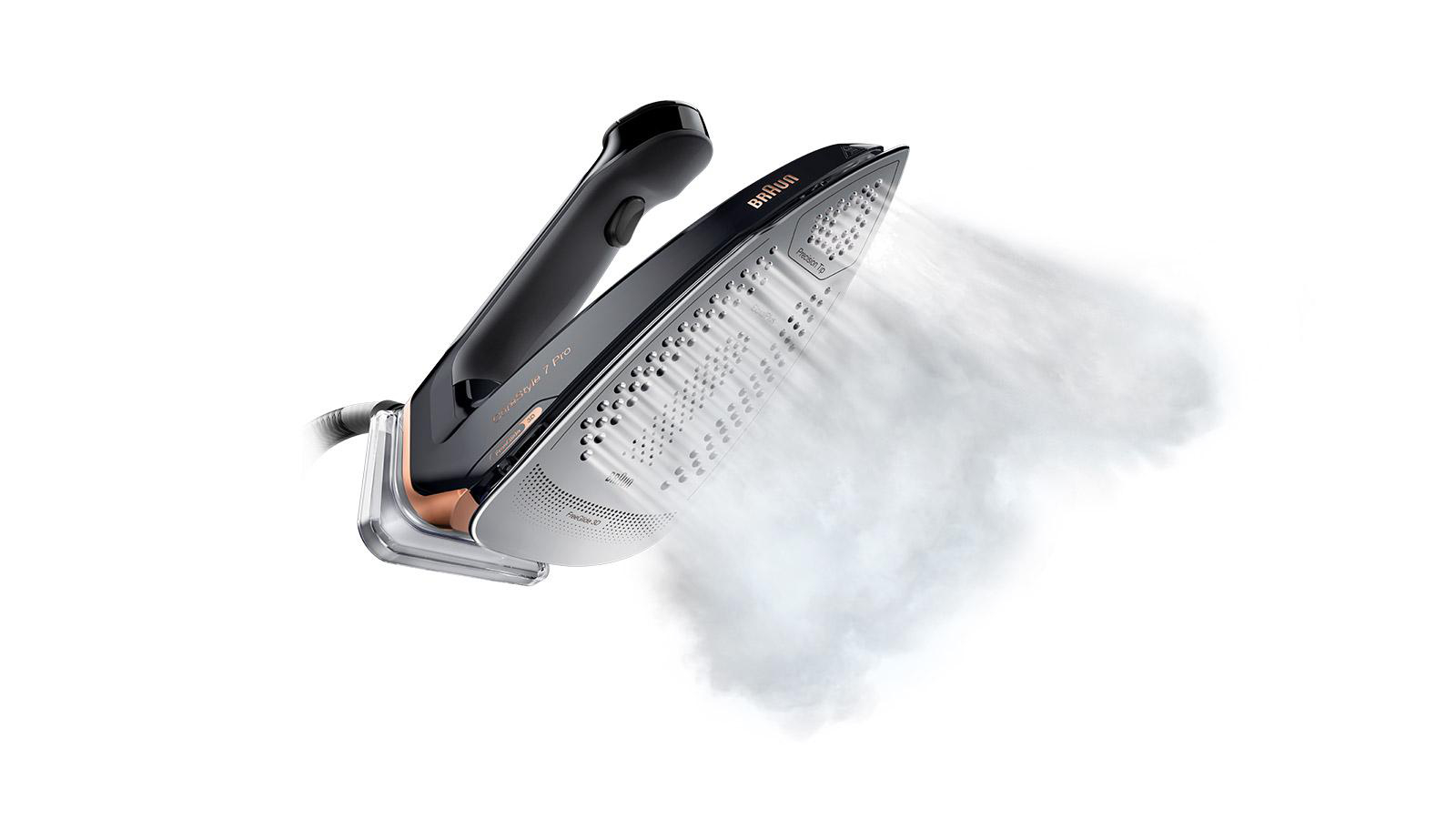Schwarzes und kupferfarbenes Bügeleisen mit Dampf. Das Bügeleisen befindet sich auf weißem Hintergrund.