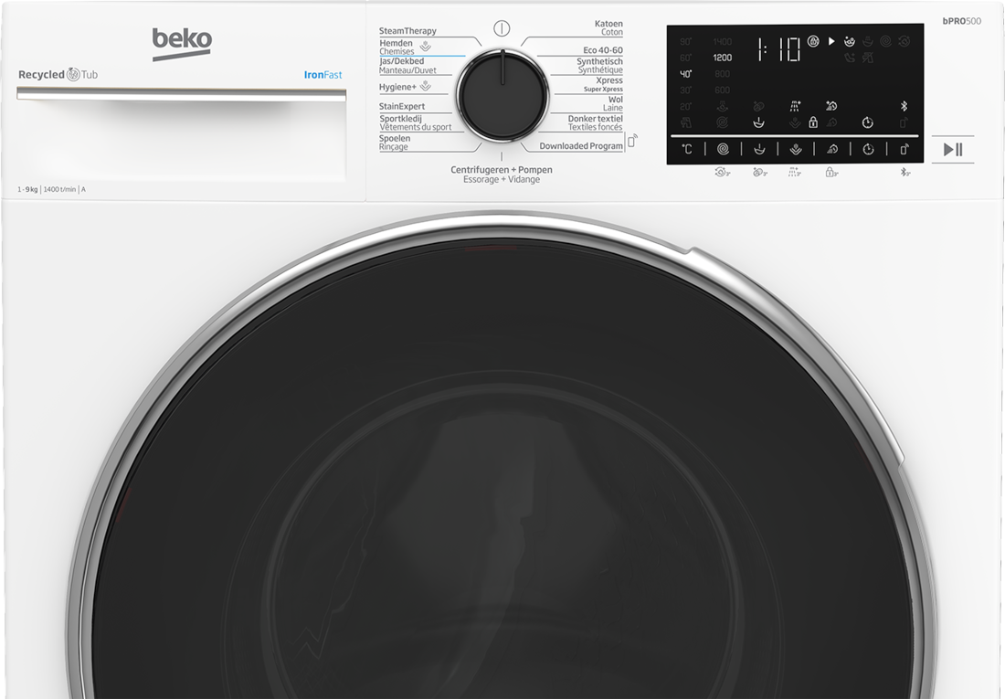 Een witte Beko wasmachine. Het bedieningspaneel bevindt zich bovenop, met een digitaal display en diverse knoppen.