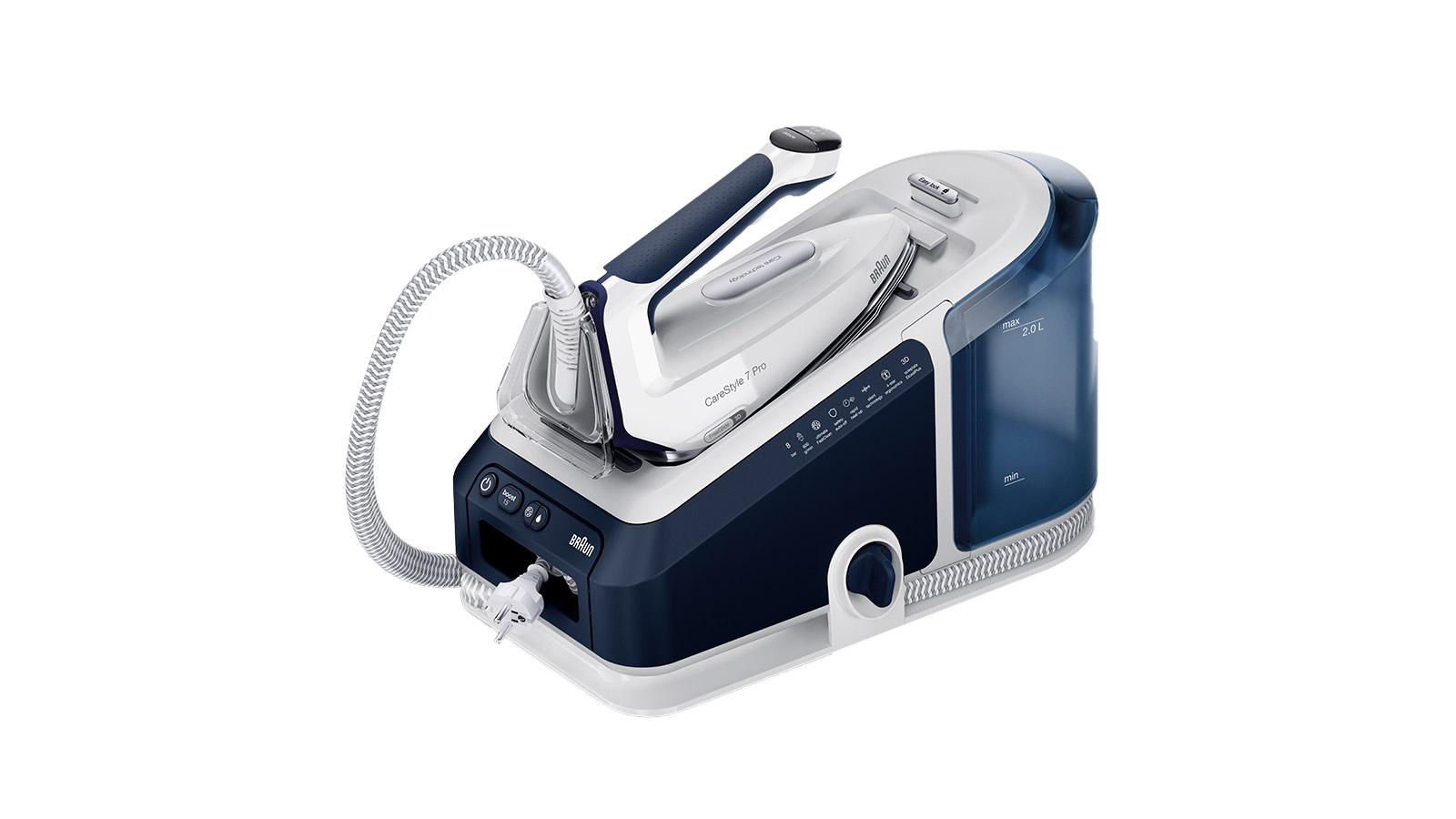 Eine weiss-blaue Braun CareStyle 7 Pro Bügelstation mit abnehmbarem Bügeleisen und Wassertank.