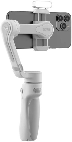 Een witte smartphone-stabilisator met een telefoon eraan bevestigd. De telefoon is zwart. De stabilisator heeft een lampje.