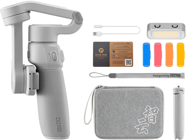 Een witte Zhiyun Prime gimbal met accessoires: een lamp, gekleurde filters, een hoes, een statief en kabels.
