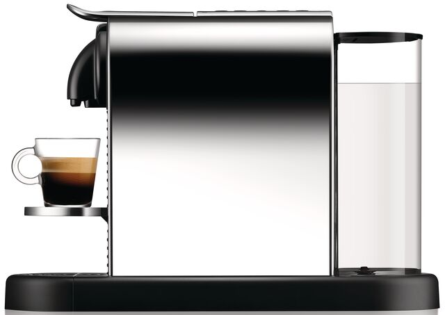 Eine silberne und schwarze Espressomaschine mit einer Glastasse Kaffee. Rechts befindet sich ein Wasserbehälter.