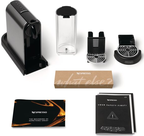 Eine Nespresso-Kaffeemaschine mit ihren Komponenten, Handbüchern und der Box.