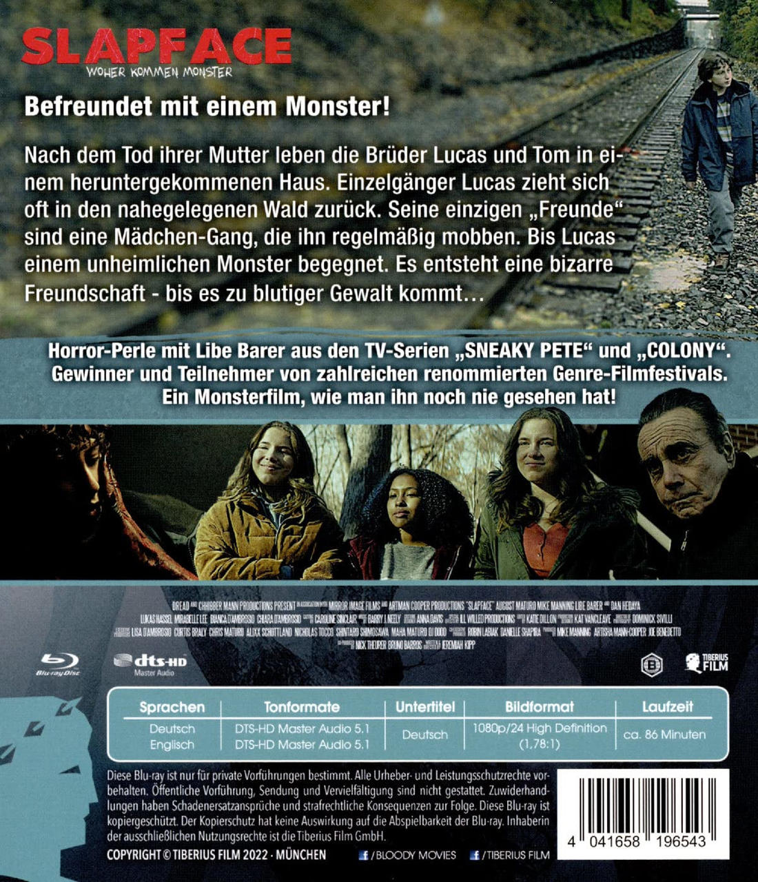 Filmcover, ein Mann in einer Jacke geht in der Nähe von Bahngleisen. Text und Gesichter sind ebenfalls vorhanden.