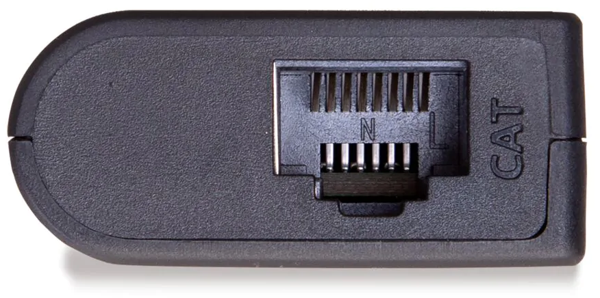 Ein schwarzes, rechteckiges Gerät mit einem Ethernet-Anschluss und dem Wort 'CAT' darauf.