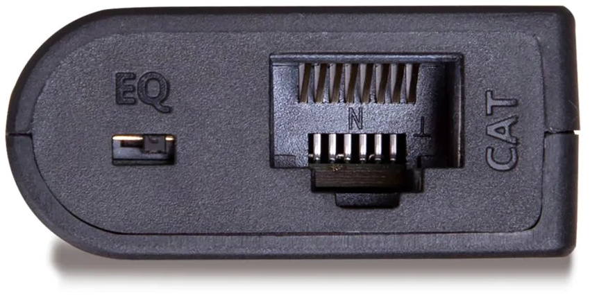 Schwarzer Stecker mit EQ-, CAT- und N-Bezeichnungen. Er hat einen Kabelschlitz.
