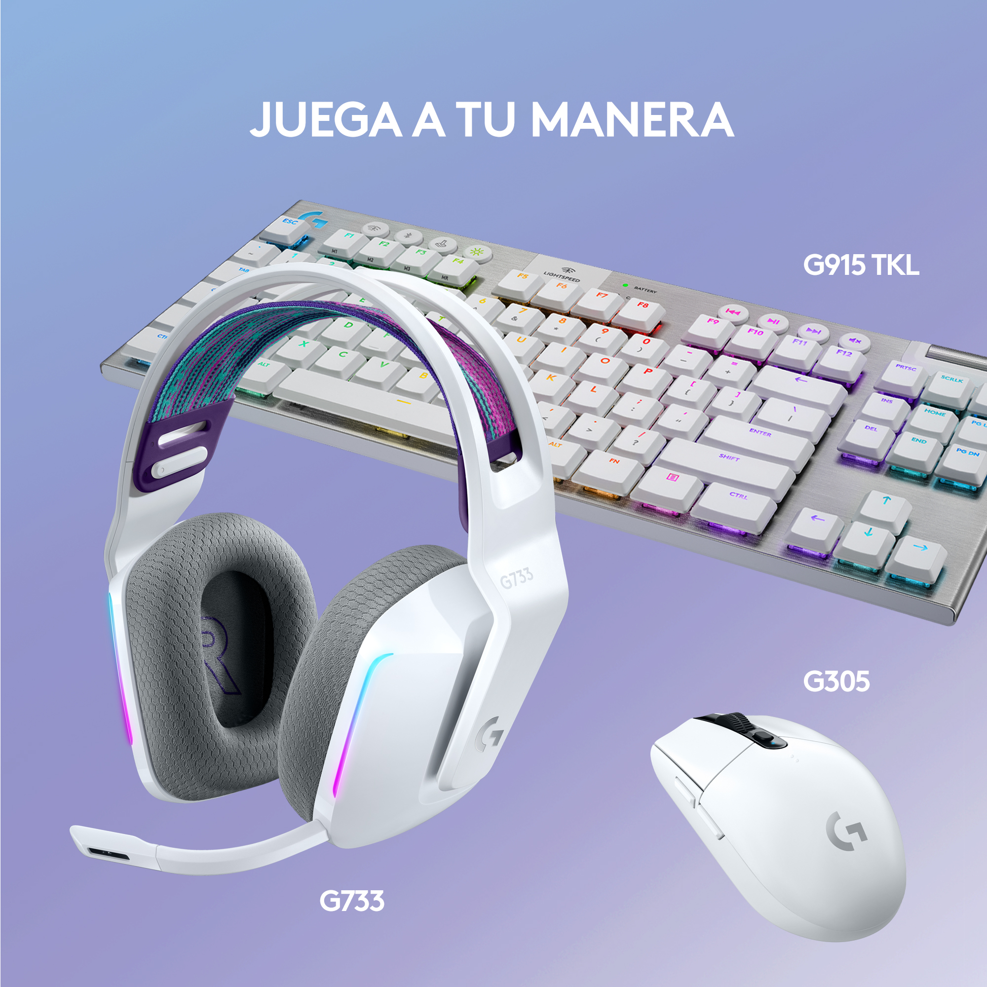 Auriculares, teclado y ratón para juegos. Colores blanco y plateado. El texto 'Juega a tu Manera'.