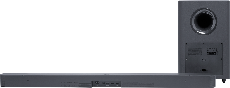 Soundbar grigio scuro con subwoofer. La soundbar ha porte HDMI e altri ingressi.