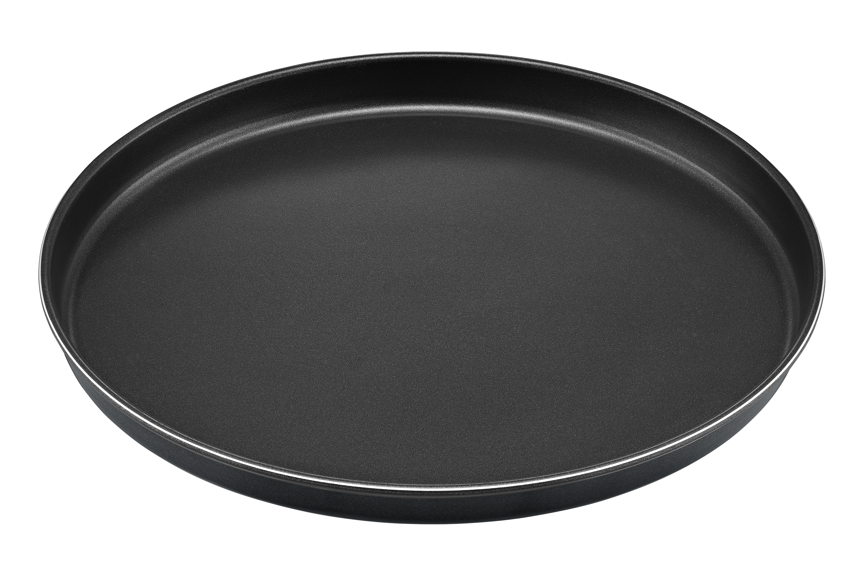Bandeja de pizza negra. Es redonda y tiene un borde plateado. Está vacía y sobre un fondo negro.